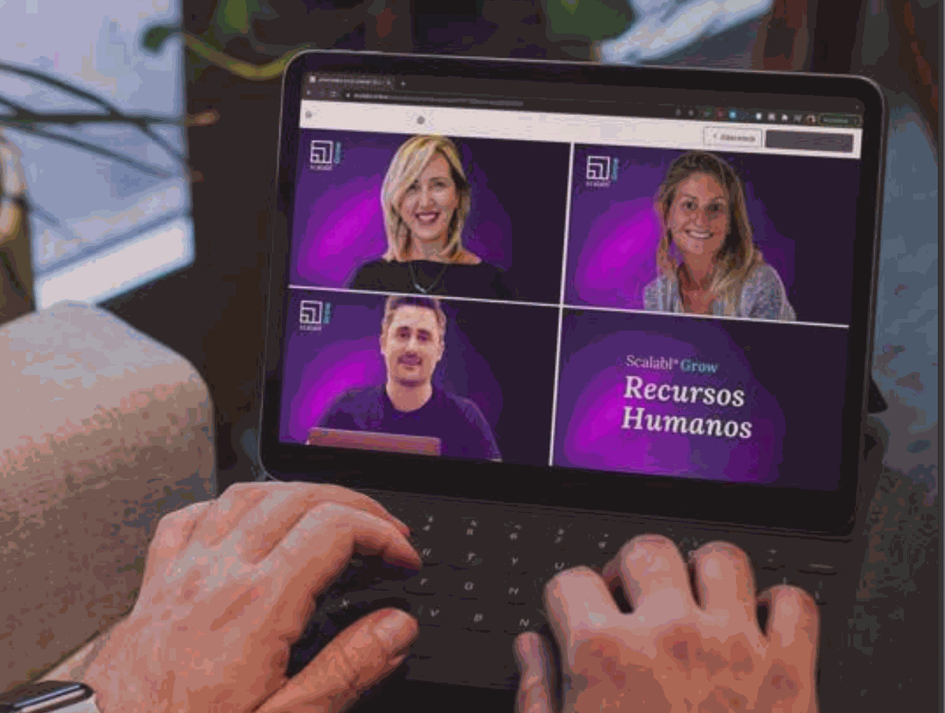 Tablet mostrando las fotografías del equipo docente del curso de Recursos Humanos de Scalabl
